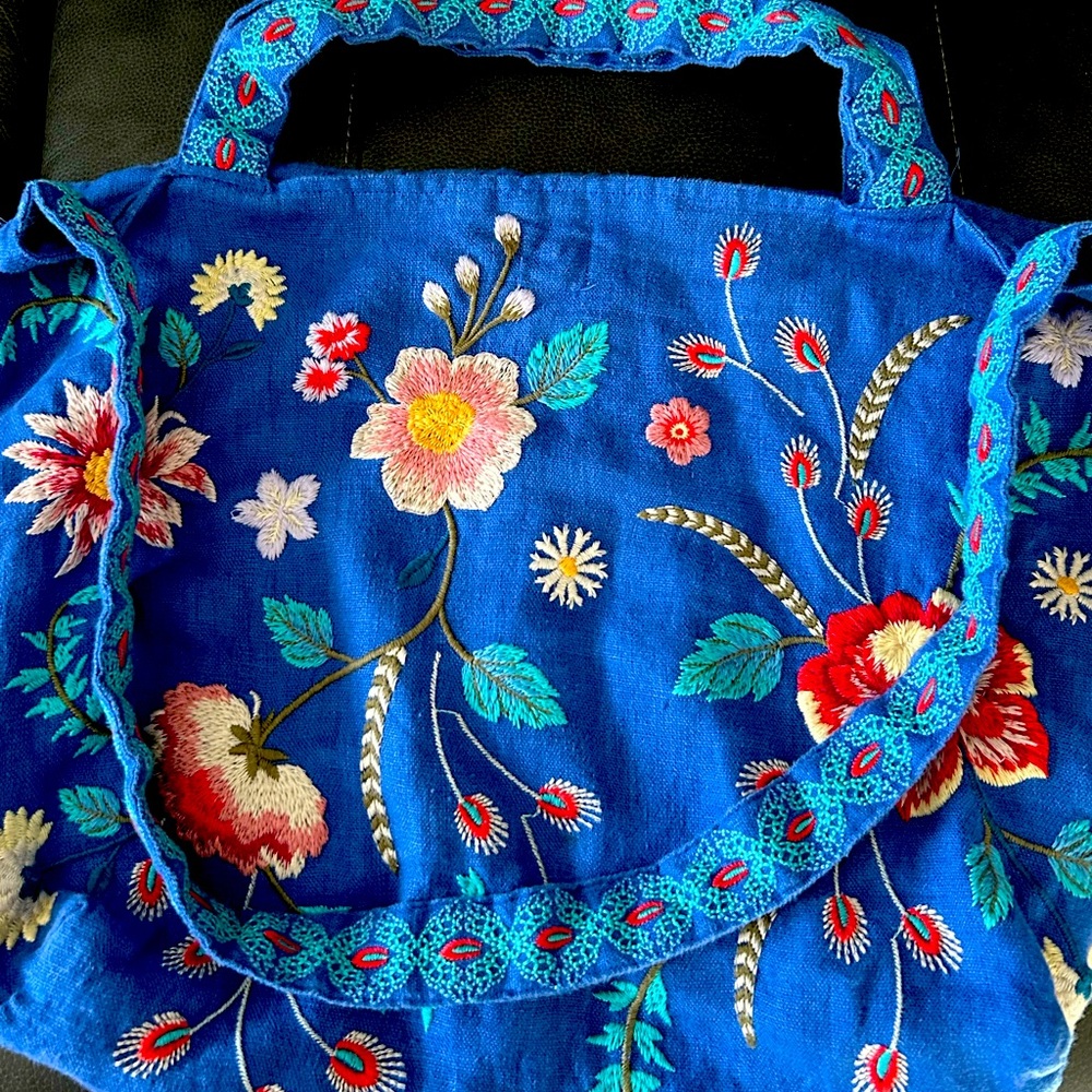 🪻EUC Johnny Was Embroidered Linen royal blue floral Tote Bag /Shoulder bag..